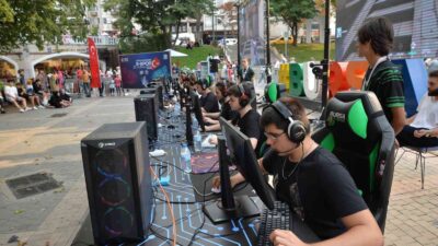 Zafer coşkusunu ‘sanal savaşla’ yaşadılar