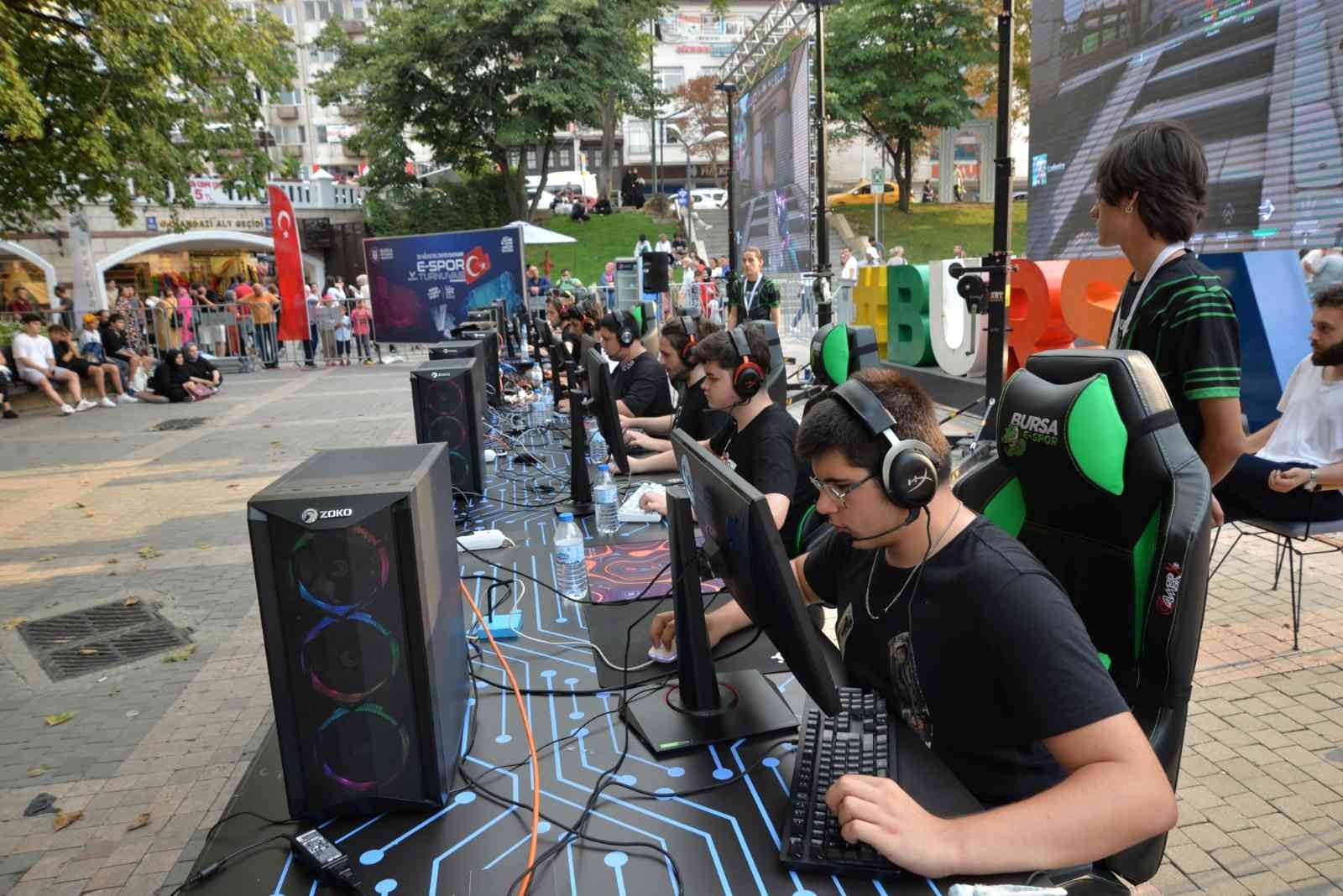 Zafer coşkusunu ‘sanal savaşla’ yaşadılar