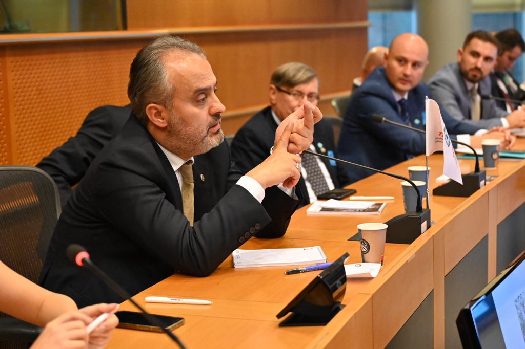 Avrupa Parlamentosu’ndaki Yuvarlak Masa’da yeşil yatırım ve turizmi anlattı