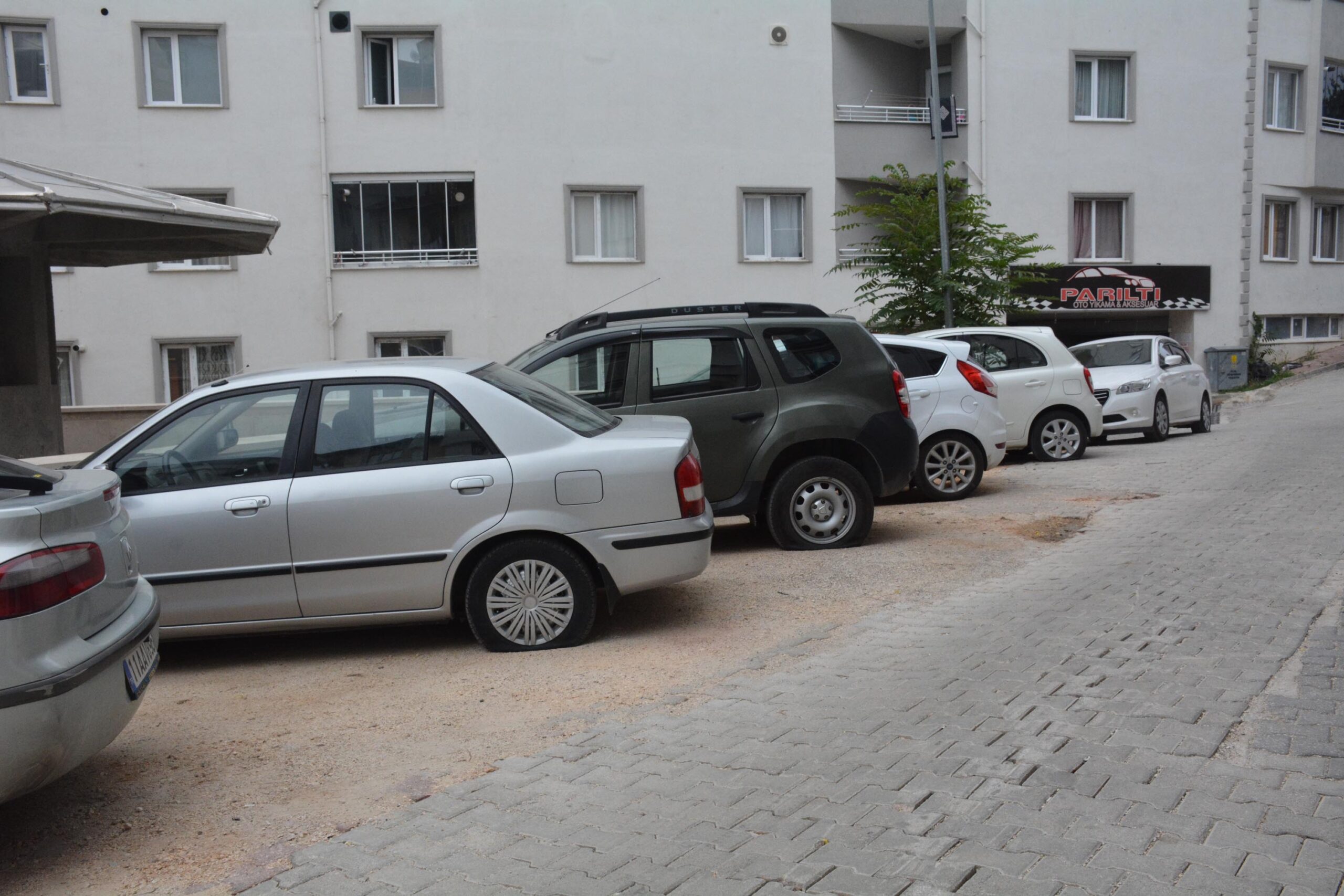 11 aracın lastiklerini kesti; ‘Alkollüydüm, hatırlamıyorum’ dedi 11 aracın lastiklerini kesti; ‘Alkollüydüm, hatırlamıyorum’ dedi