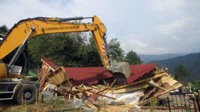 Bursa’da kaçak inşa edilen 5 ev yıkıldı
