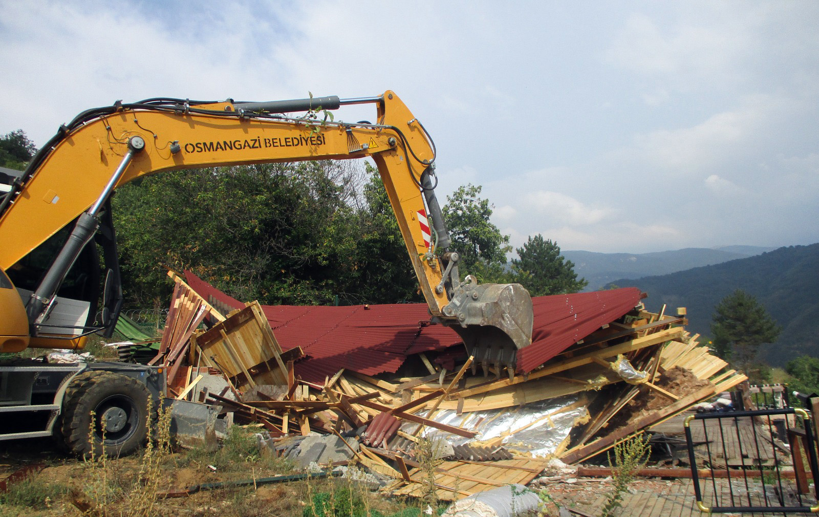 Bursa’da kaçak inşa edilen 5 ev yıkıldı