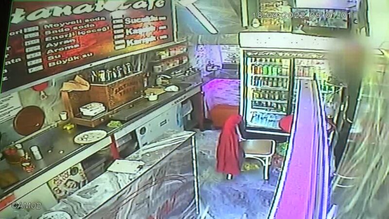 Bursa'da bir büfede düzenlenen altın ödüllü yarışmaya katılan kişi, tostları
