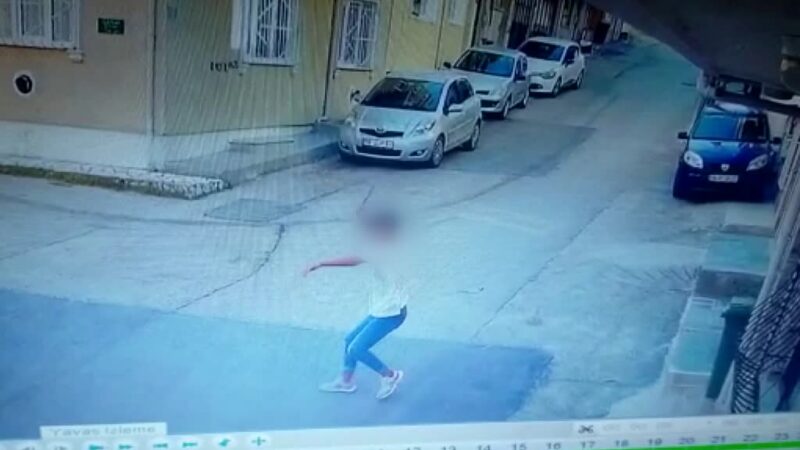 Bursa'nın Osmangazi ilçesindeki bıçaklı kavga, güvenlik kamerasınca kaydedildi.
