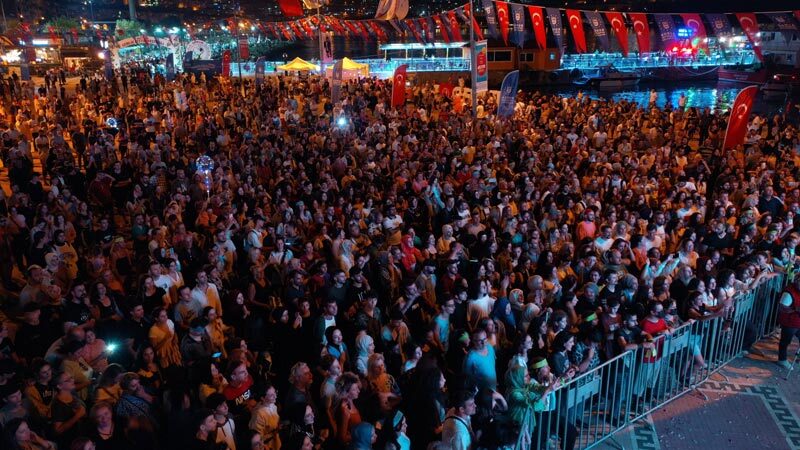 Bursa’da festival tadında nostalji yolculuğu Bursa Büyükşehir Belediyesi, özlemle andığımız 80’ler ve 90’lar dönemlerinin güzelliklerini
