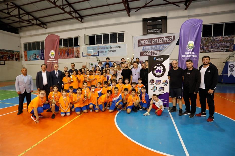 Sokak basketbolu turnuvasında kupalar sahibini buldu Sokak basketbolu turnuvasında kupalar sahibini buldu