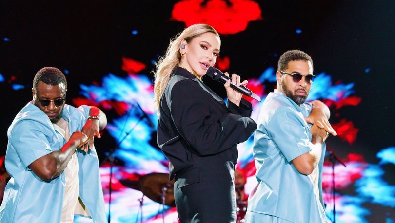 Hadise sahnede yüzüğünü yere attı