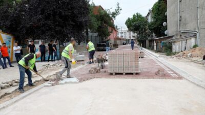 İnegöl’de altyapısı tamamlanan sokaklarda kaplama çalışmaları sürüyor