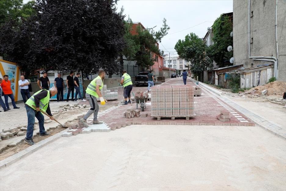 İnegöl’de altyapısı tamamlanan sokaklarda kaplama çalışmaları sürüyor