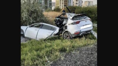 Trafik levhasına çarpan otomobil ikiye ayrıldı: 1 ölü, 2 yaralı