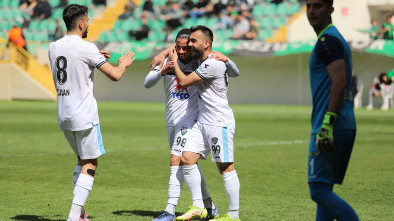 Uşakspor – Teco Karacabey Belediyespor: 0-3 TFF 2'nci Lig Kırmızı Grup'ta 2'nci hafta mücadelesinde Uşakspor evinde