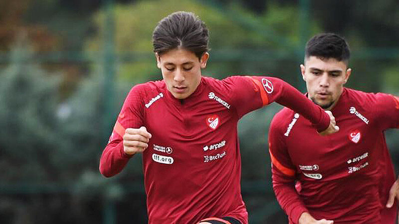 Arda Güler aday kadrodan çıkarıldı Fenerbahçe'nin genç milli futbolcusu Arda Güler, bağırsak enfeksiyonu şikayeti nedeniyle