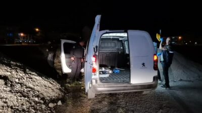 Bursa’da çaldıkları kargo aracının içini boşaltıp kaçtılar