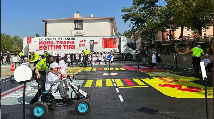 Bakanlar Soylu ve Özer, ‘trafikte yaya önceliği’ iş birliği protokolünü imzaladı Bakanlar Soylu ve Özer, ‘trafikte yaya önceliği’ iş birliği protokolünü imzaladı