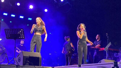 Ev hapsinde olan Gülşen’in yerine sahneye orkestra ve vokal grubu çıktı