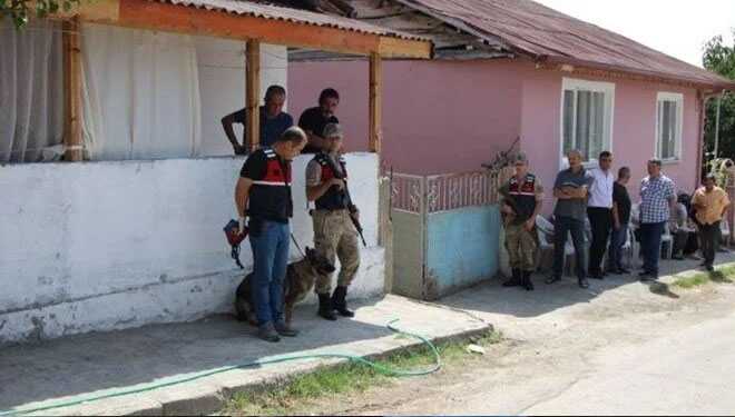 Birlikte yaşadığı kadın ile oğlunu öldürüp kaçtı