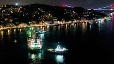 Karaya oturan tahıl gemisi kurtarıldı: İstanbul Boğazı gemi trafiğine açıldı