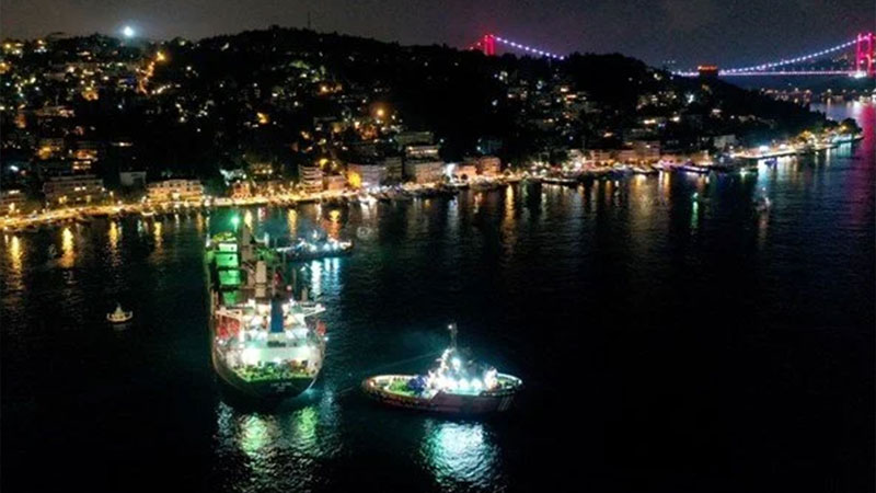Karaya oturan tahıl gemisi kurtarıldı: İstanbul Boğazı gemi trafiğine açıldı