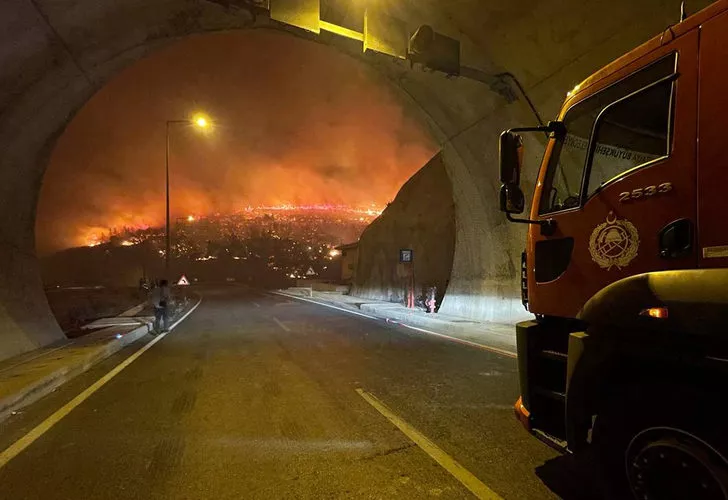 Mersin’de orman yangını! 12 saatten fazladır devam ediyor: Yaralılar var