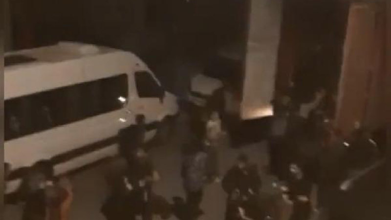 Kamyondan sokağa dağıldılar! 120 kaçak göçmen yakalandı