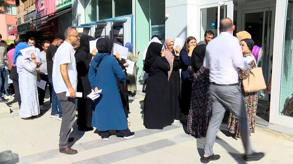Bankalar önünde sosyal konut kuyruğu