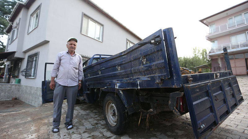 Bursa'nın Osmangazi ilçesinde dün etkili olan sağanakta çocukları ve torunlarının