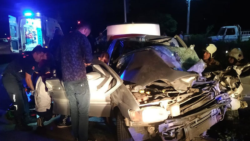 Bursa'nın Karacabey ilçesinde, otomobilin kamyonla çarpışması sonucu biri ağır 2