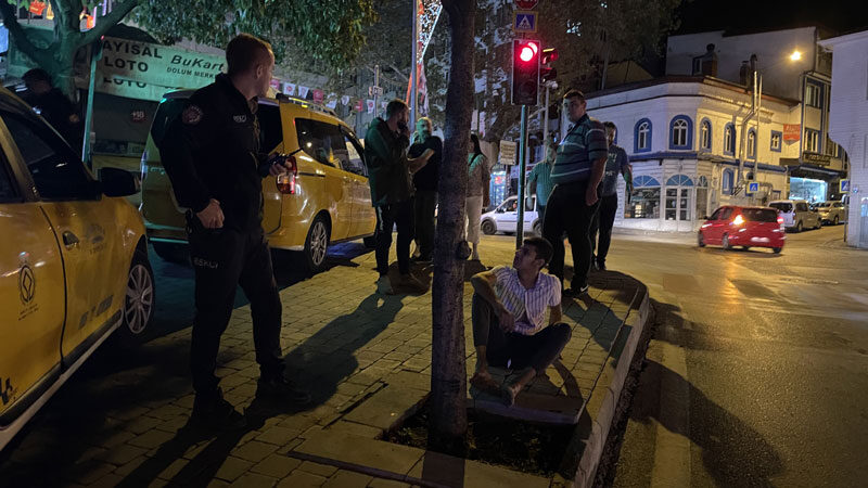 Bursa'nın Osmangazi ilçesinde, düğünden dönen davulcu ve kuzeni kimliği belirsiz
