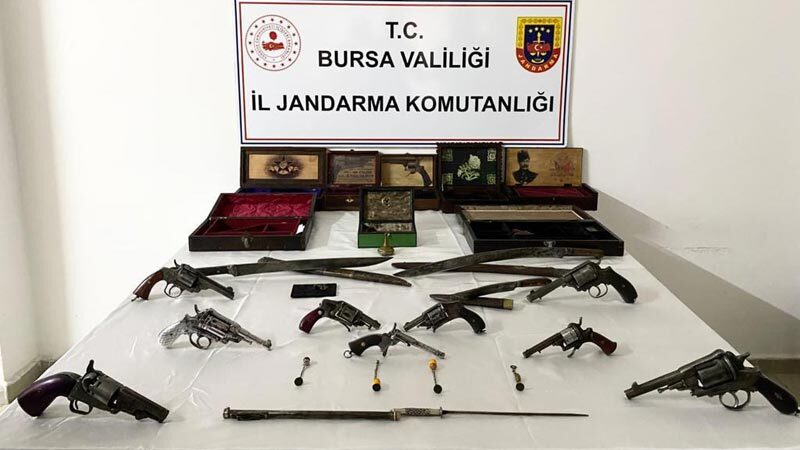 Bursa'nın İnegöl ilçesinde gerçekleştirilen kaçak silah operasyonunda 3 kişi gözaltına