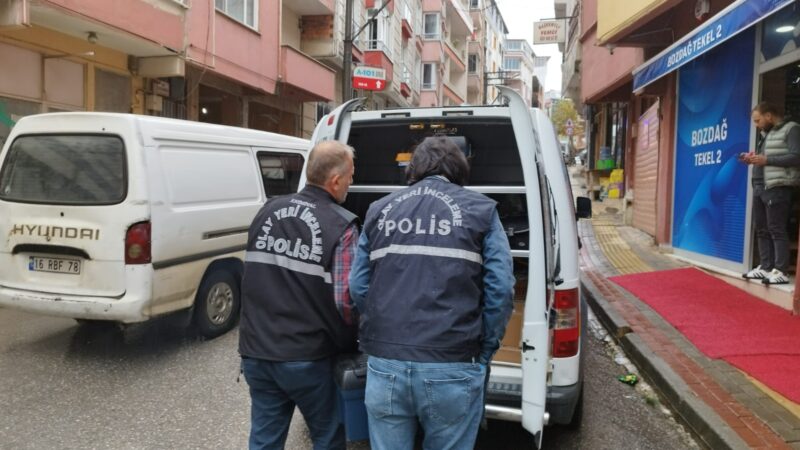 Yer: Bursa… Eve girdiklerinde acı gerçekle karşılaştılar Bursa'nın Orhangazi ilçesinde yakınlarının haber alamadığı kişi evinde ölü bulundu.
