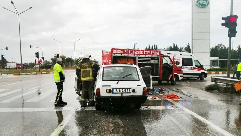 Bursa’da kırmızı ışıkta kaza Bursa'nın Karacabey ilçesinde kırmızı ışıkta bekleyen kamyonete otomobil arkadan çarptı.