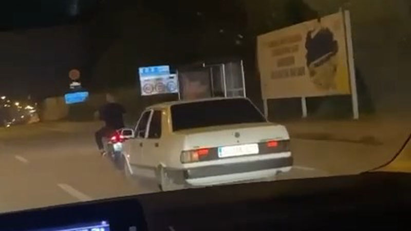 Bursa’da motosiklet otomobili çekti