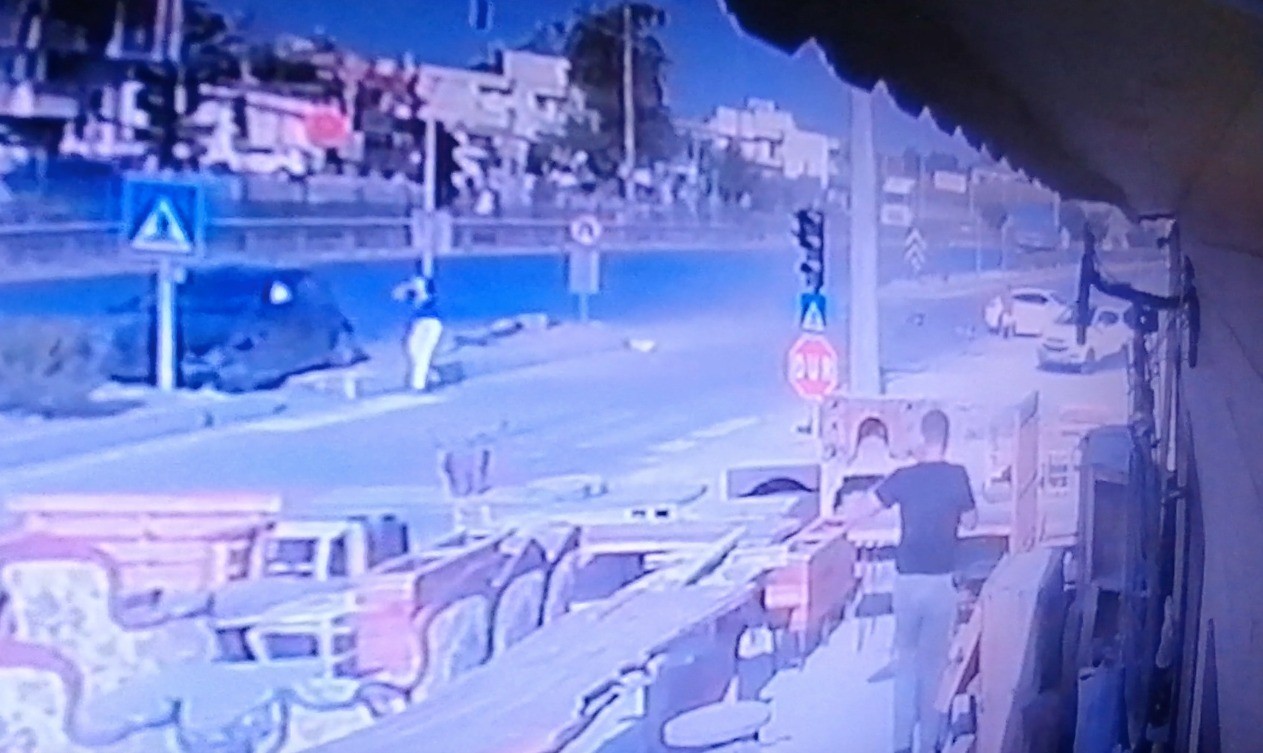 Lüks otomobillerin kazasında kadın sürücü ölümden döndü