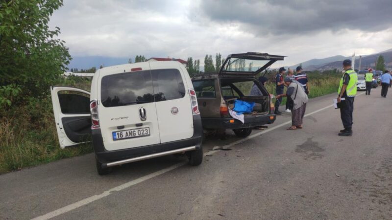 Bursa’da hatalı dönüş kazaya neden oldu Orhangazi-İznik Karayolu Otoyol Kavşağı yakınlarında meydana gelen trafik kazasında, bir