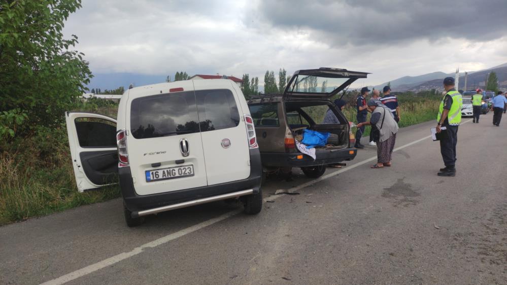 Bursa’da hatalı dönüş kazaya neden oldu Bursa’da hatalı dönüş kazaya neden oldu