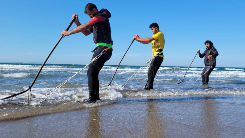 Bursa’nın sahillerindeki midye avcıları