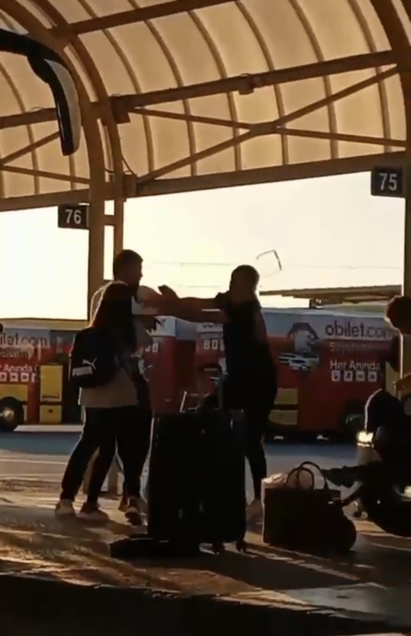 Bursa otobüs terminalinde yumruk yumruğa kavga Bursa otobüs terminalinde yumruk yumruğa kavga