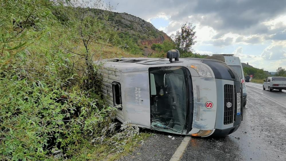 Bursa’da servis aracı devrildi: Çok sayıda yaralı var