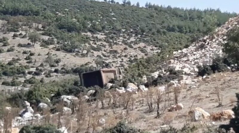 Bursa’nın Orhaneli ilçesindeki TOKİi inşaatında hafriyat yüklü kamyon uçurumdan yuvarlandı.