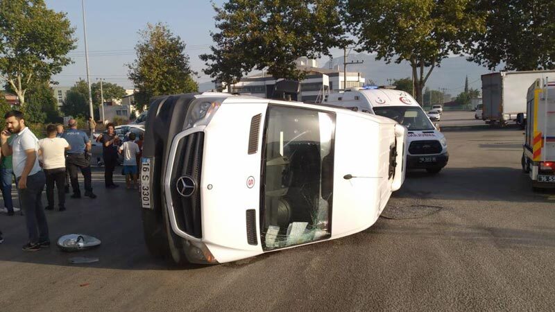 Bursa’da feci kaza: Yaralılar var Bursa'da işçi servisi ile otomobil çarpıştı. Kazada otomobilde bulunan iki