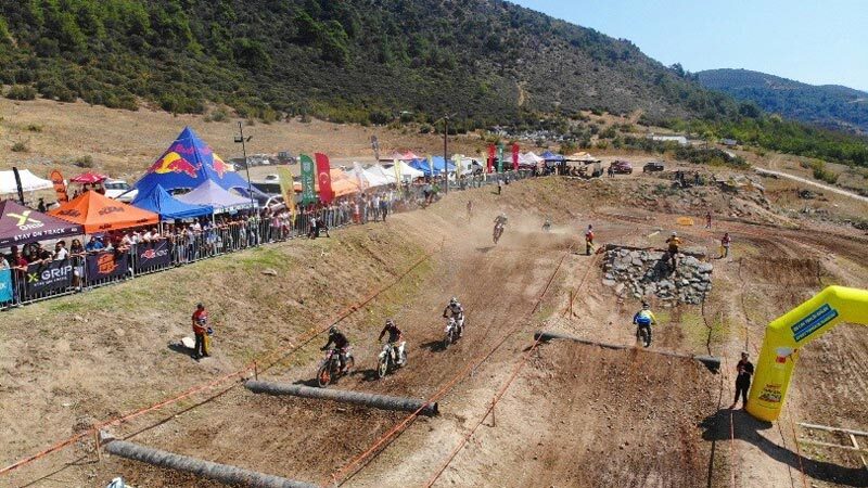 Bursa’daki adrenalin dolu yarış sona erdi Türkiye Süper Enduro Şampiyonası’nın beşinci ayak yarışları İznik’te düzenlendi.Final müsabakalarının