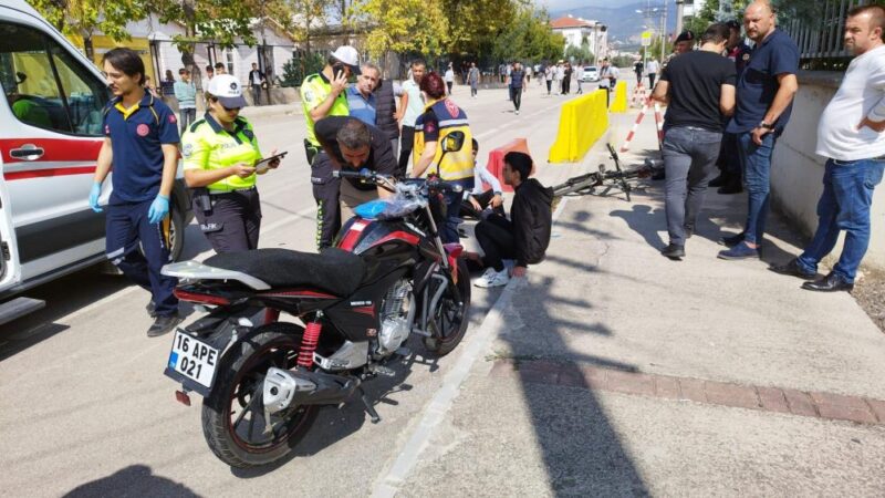 Bursa’da lise öğrencileri kaza yaptı Bursa Orhangazi’de motosikletin bisiklete çarpması sonucu 3 öğrenci yaralandı.