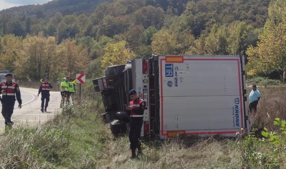 Bursa’da TIR devrildi