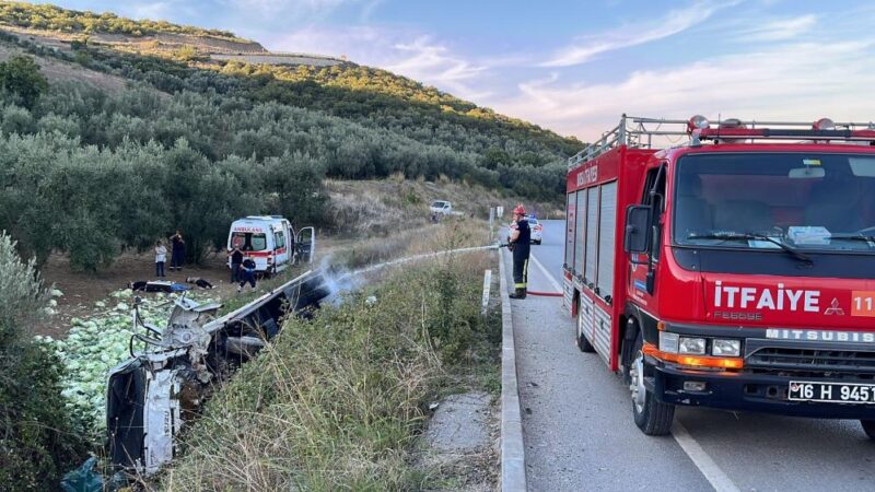 Bursa’da hafif ticari araç ile kamyon kafa kafaya çarpıştı. Kazada