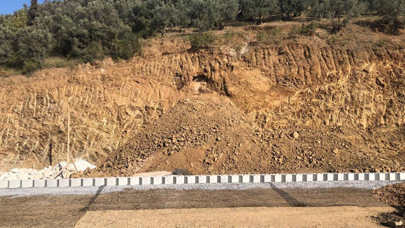 Bursa’nın Gemlik ilçesi Çukurbahçe mevkiinde devam eden yol çalışmasında tarihi