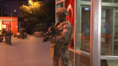 Hastane önünde silahlı saldırı: Ölü ve yaralılar var