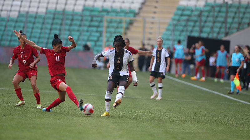 Kadın Millilerimiz Bursa’da Almanya’ya diş geçiremedi Ay yıldızlılar, Bursa'da oynanan maçta güçlü rakibine 3-0 mağlup oldu.