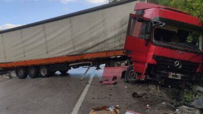 Bursa’da TIR kaza yaptı, yol kapandı