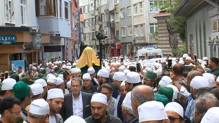 Ömer Tuğrul İnançer’in tabutu omuzlarda götürüldü Ömer Tuğrul İnançer’in tabutu omuzlarda götürüldü