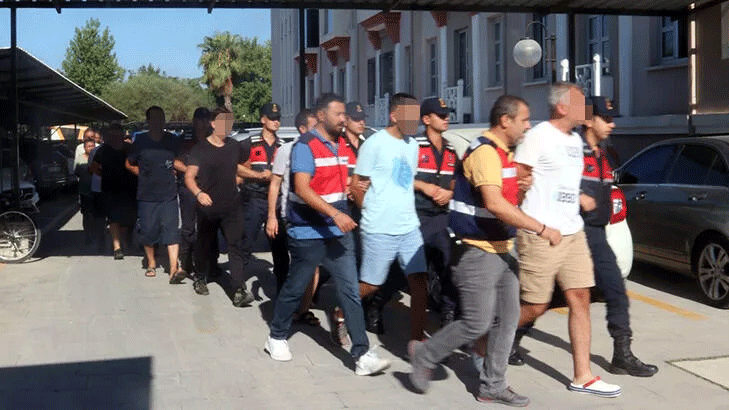 Tekne ile kaçmaya çalışan 17 FETÖ şüphelisi yakalandı